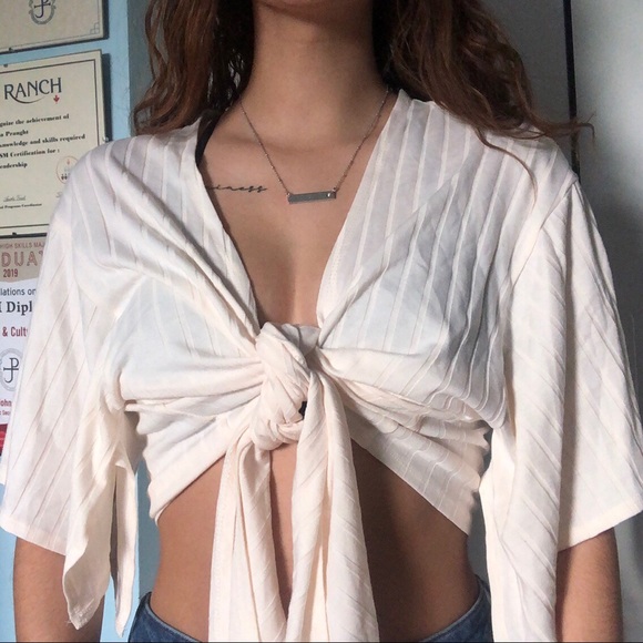 white wrap around cropped shirt - Picture 2 of 4
